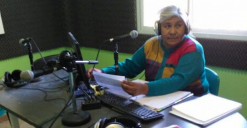 Professora usa rádio comunitária para ensinar alunos que não têm internet